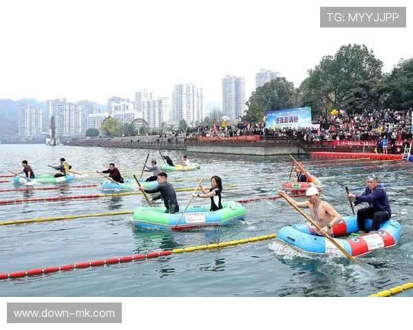 湖南冬泳公开赛男子畅游组100米决赛打响,19名选手冷水竞速。 湖南冬泳公开赛男子畅游组100米决赛打响,19名选手冷水竞速。