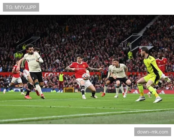 战术调整：眼见定位球防守吃紧，曼联半场即用马奎尔换下林德洛夫